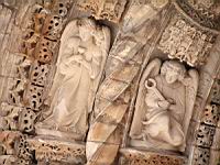 Albi, Cathedrale Ste Cecile, Entree a baldaquin, Statues d'anges de l'entree